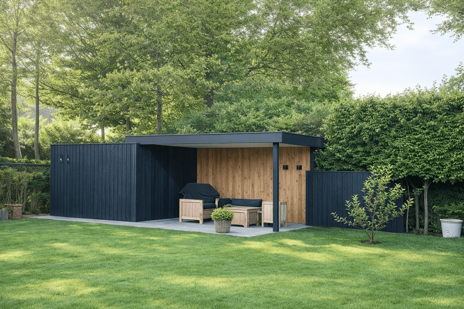 Donkerblauwe houten schuur met overdekte zithoek en barbecue in een groene tuin.